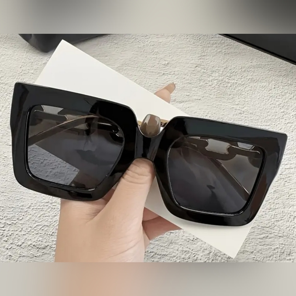 Chic Black Oversized Sunglasses